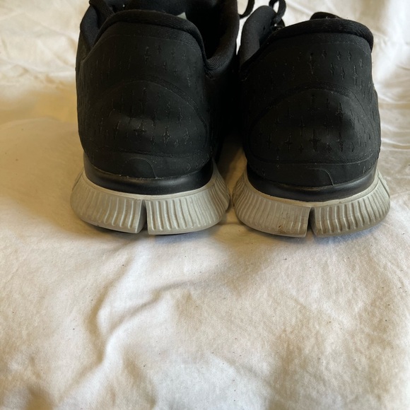 👟🌸GUC Nike Sneakers, black and white, size 10.5 - Picture 6 of 12